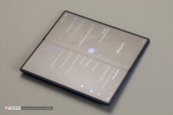 سامسونگ استحکام نمایشگرهای تاشو خود را با توپ بسکتبال آزمایش می‌کند!