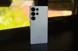 گلکسی S26 اولترا در مراحل اولیه جعبه‌گشایی نمایش داده می‌شود و به ارتقاهای کلیدی اشاره می‌کند