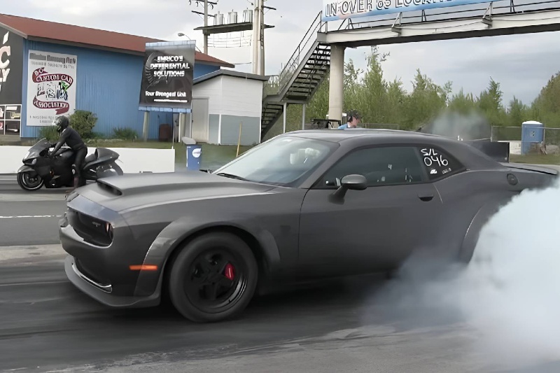 نبرد خودروهای عضلانی و ابرموتورسیکلت‌ها؛ پیروزی قوانین فیزیک!