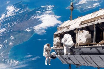 دانشمندان در ایستگاه فضایی با استفاده از میکروب‌ها فلزات شهاب‌سنگ‌ها را استخراج کردند