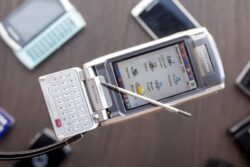 سونی اریکسون P910؛ پیشگام فناوری لمسی قبل از ظهور گوشی‌های هوشمند