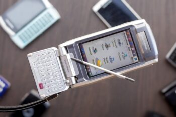 سونی اریکسون P910؛ پیشگام فناوری لمسی قبل از ظهور گوشی‌های هوشمند