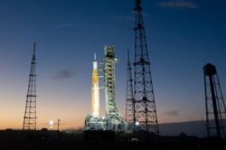 موشک ماه ناسا آماده خروج از سکوی پرتاب است، اما به سوی آسمان پرواز نمی‌کند