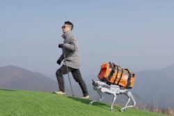 آشنایی با As2، سگ روباتیکی که با باتری کار می‌کند نه با نوازش شکم